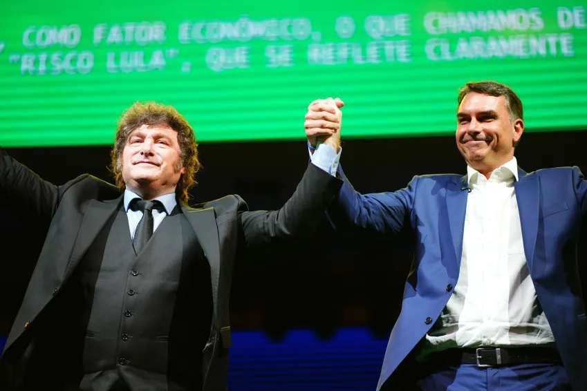 Milei apoia Flávio e volta a atacar Lula em entrevista: "Ladrão"