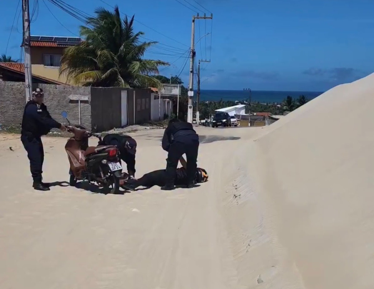 Areia toma conta do acesso à praia de Pitangui e causa queda de motociclista 
