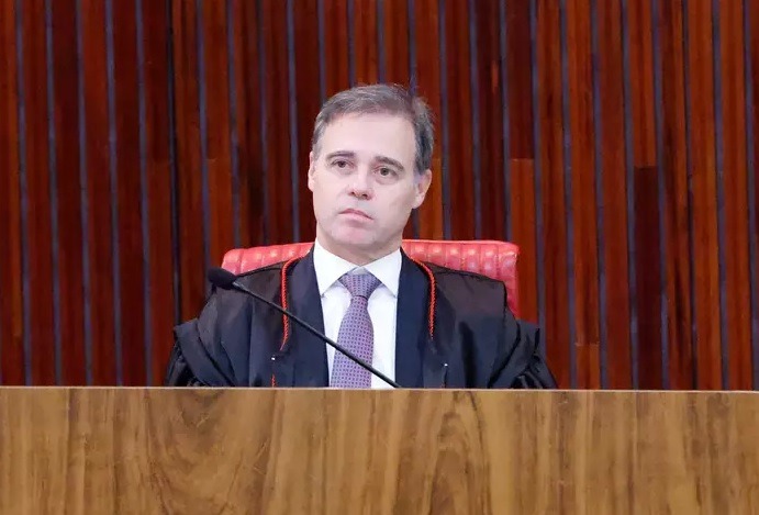 Mendonça manda redes apagarem fake news que liga Flávio à retirada de título de Nossa Senhora