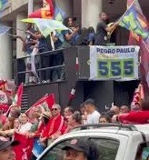 [VÍDEO] Morador estende faixa com a palavra “ladrão” em frente ao local de comício de Lula no Rio