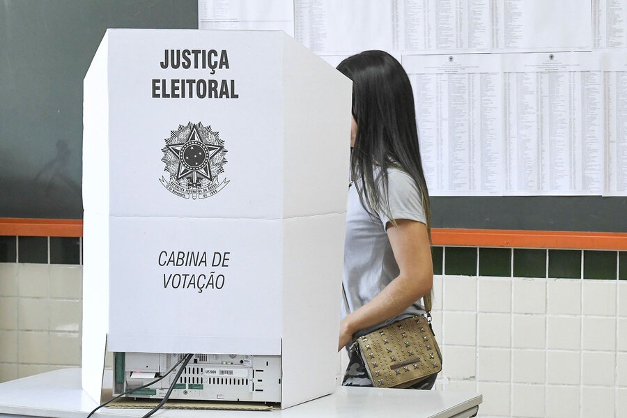 Pode ir de camiseta do candidato? Veja o que o eleitor pode e não pode fazer no domingo