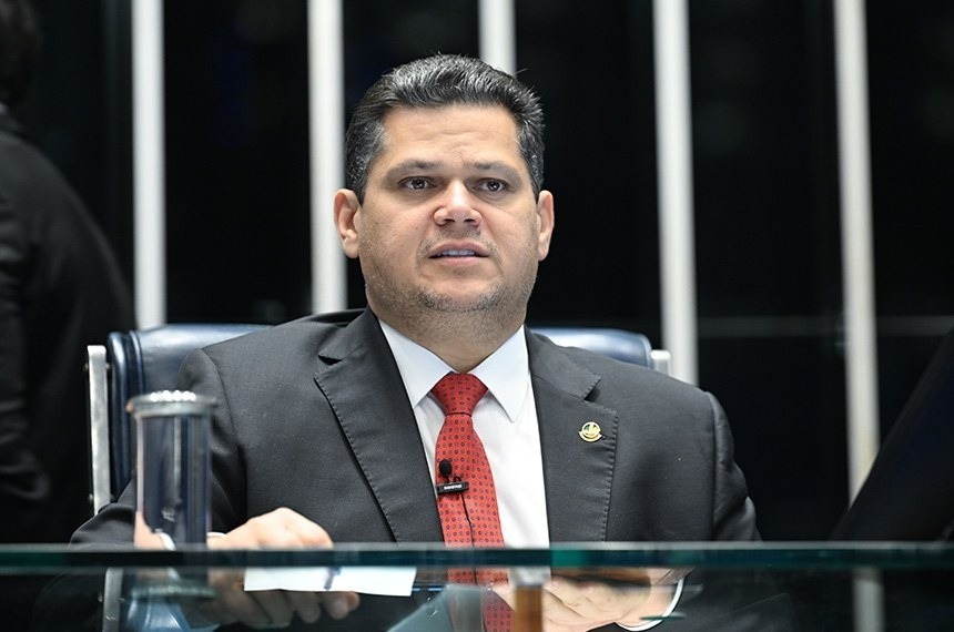 Alcolumbre coloca PEC da escala 6x1 na pauta do Senado de 6 de outubro, após 1º turno