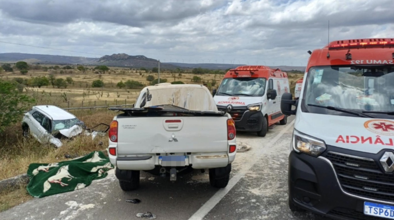 Colisão frontal entre dois carros deixa duas pessoas mortas e quatro feridas na BR-304 no RN