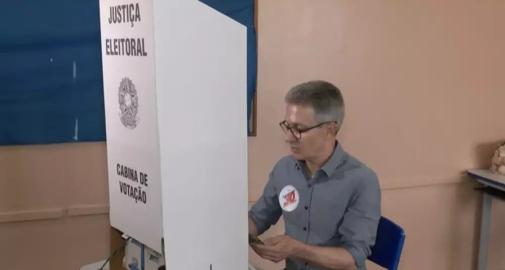 Zema é flagrado com celular na cabine de votação