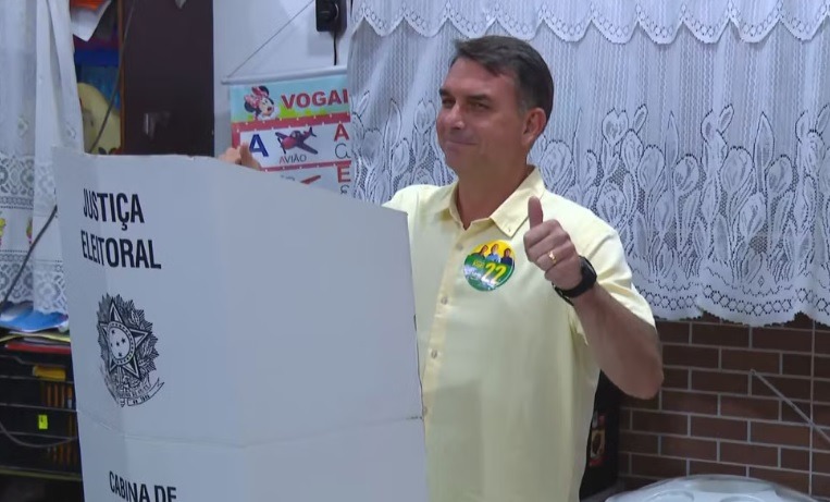 Flávio Bolsonaro (PL) vota no Rio de Janeiro