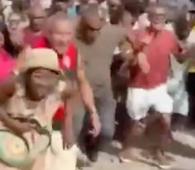 [VÍDEO] Zona eleitoral na Bahia tem empurra-empurra e correria durante abertura dos portões