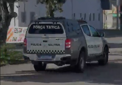Mulher é levada à Polícia Federal após suspeita de compra de votos em local de votação em Natal