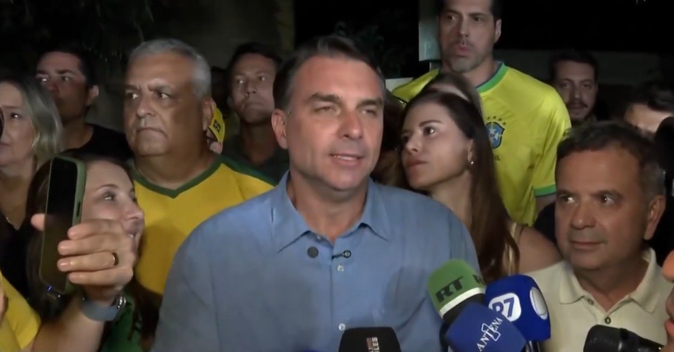 'Está decretado o fim da era do PT', diz Flávio Bolsonaro em discurso