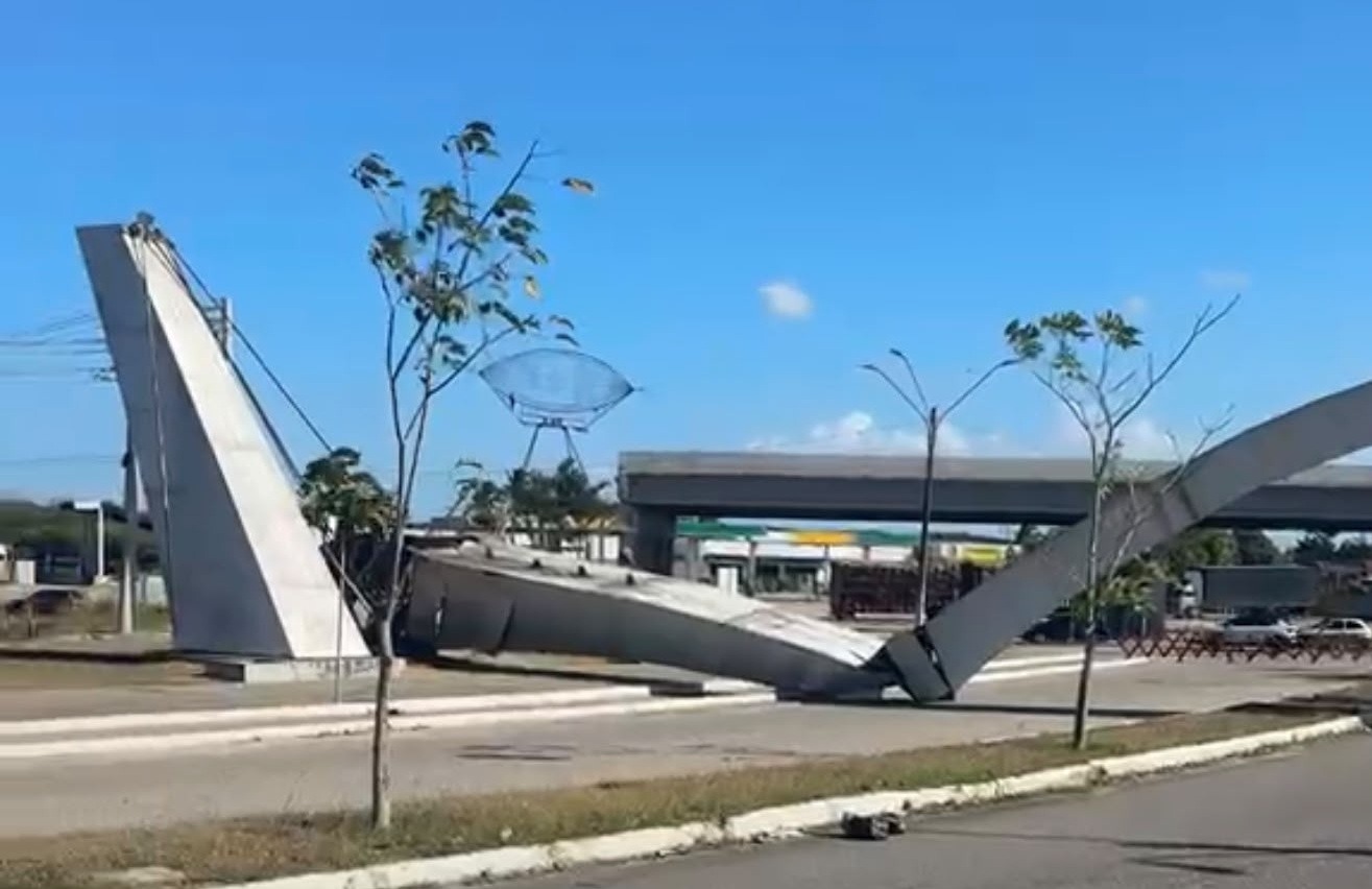 Parte do pórtico de entrada de Macaíba desaba e interdita via