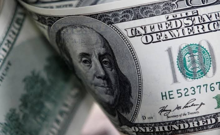 Com Flávio Bolsonaro à frente no 1º turno, Bolsa supera 200 mil pontos e dólar cai