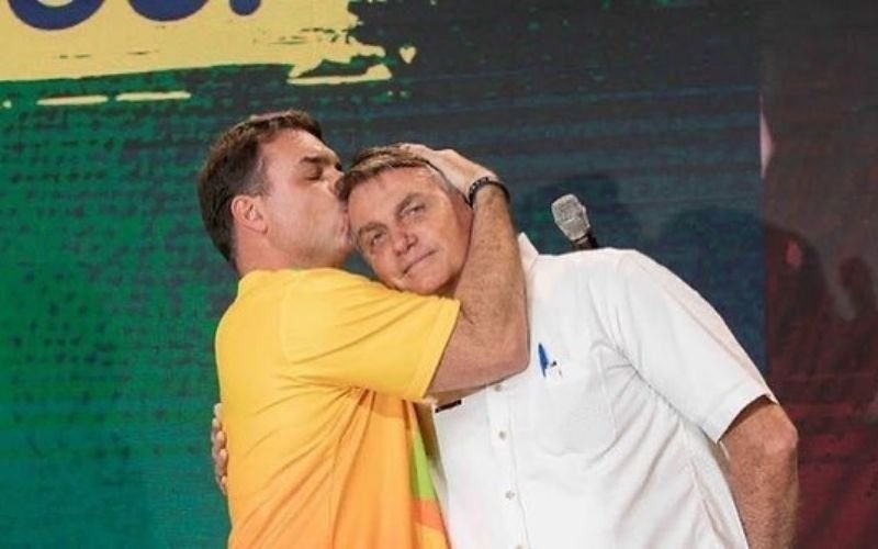 Bolsonaro pede liberação de visitas de Flávio na prisão domiciliar