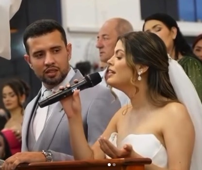 [VÍDEO] Noiva pede microfone ao padre e surpreende ao cantar "Pai Nosso" em seu casamento