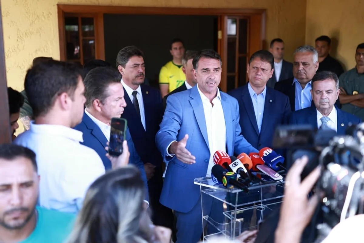 Flávio critica PEC da 6x1 e volta a defender regime por hora: "Liberdade"