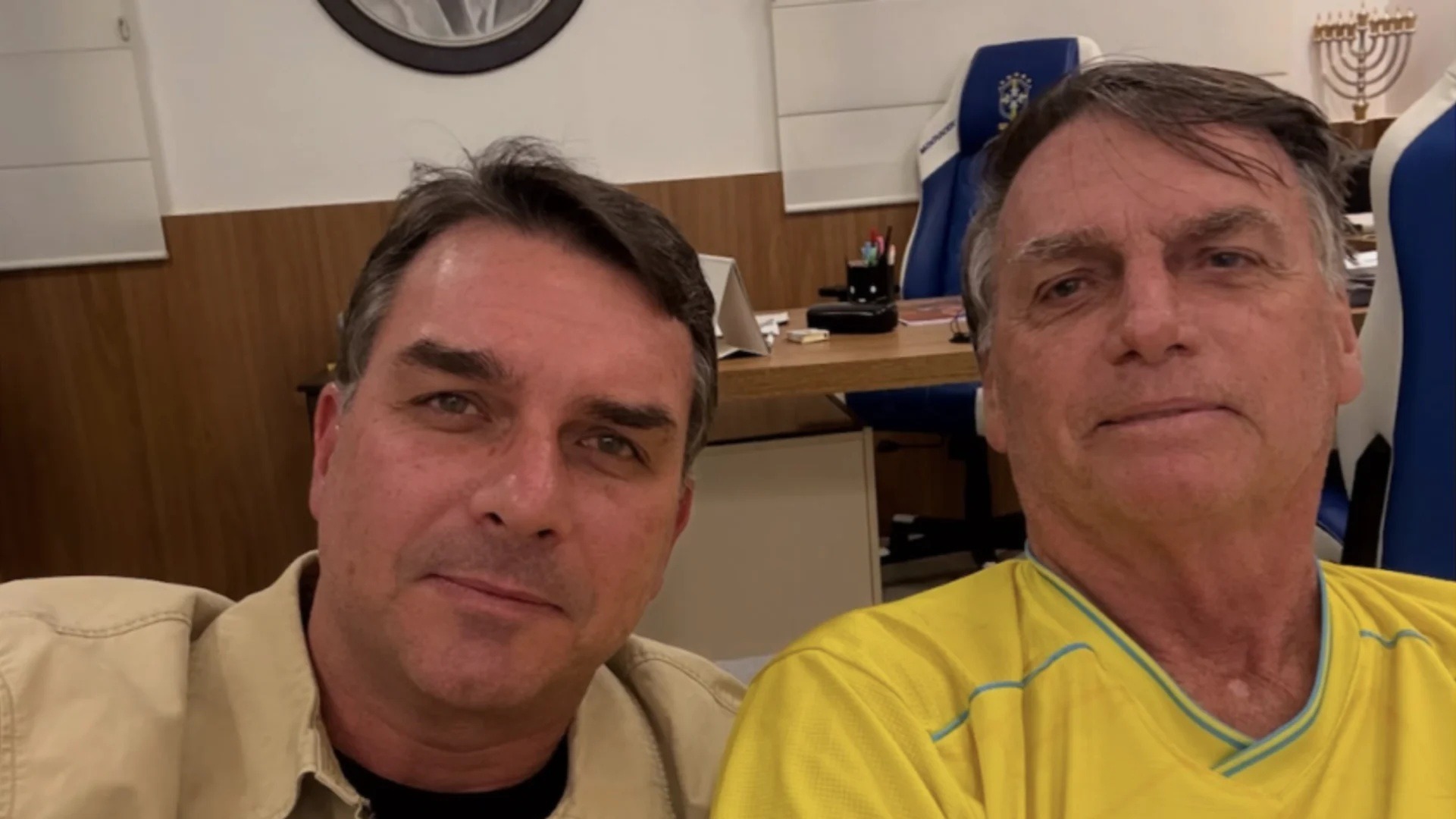 PGR dá parecer favorável para que Flávio visite Jair Bolsonaro em prisão domiciliar