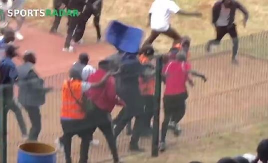[VÍDEO] Pênalti causa confusão generalizada e árbitro é perseguido por jogadores e torcedores