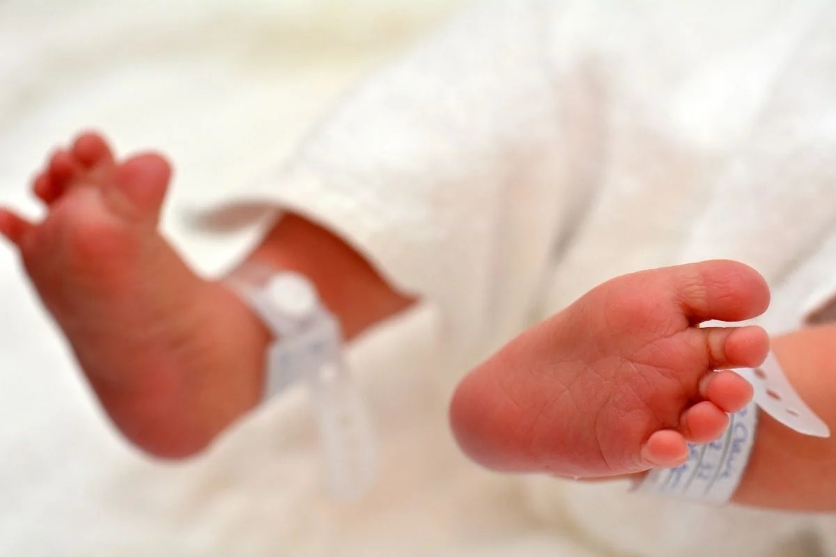 Mãe é presa após ameaçar matar bebê de 4 meses; pai denunciou o caso