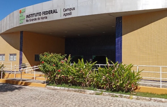 Ex-vereador retira cartazes de apoio a um dos candidatos à Presidência da República no IFRN em Apodi
