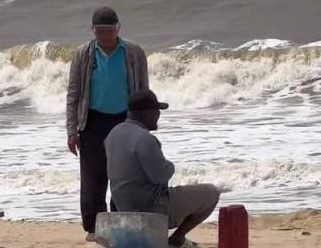 [VÍDEO] Adolescente de 14 anos desaparece após ser levado por correnteza em Barra de Cunhaú