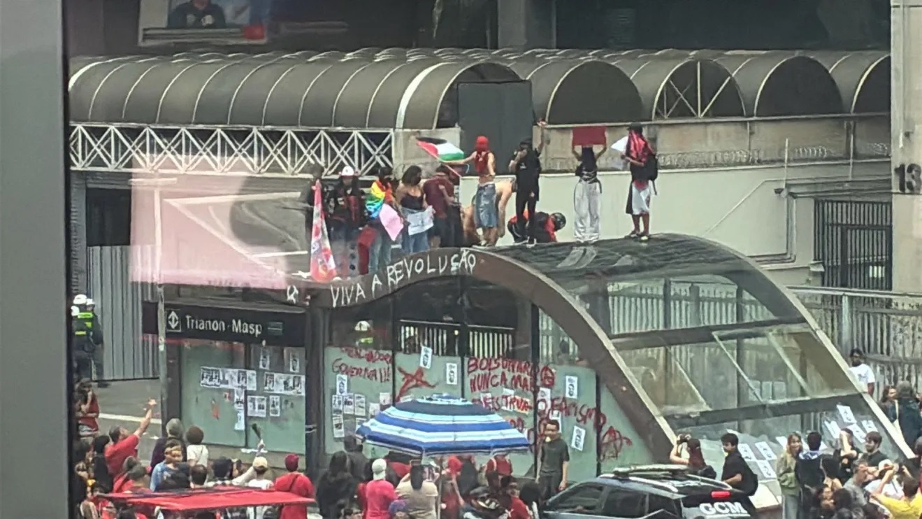 [VÍDEO] Manifestantes picham e quebram estações de metrô após ato pró-Lula