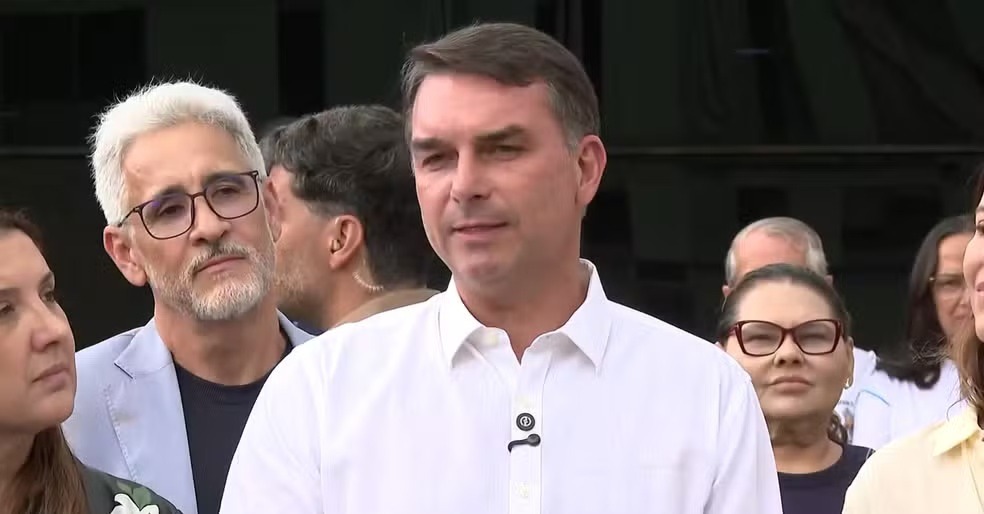 Flávio Bolsonaro reencontra o pai após mais de três meses e diz sair com energia renovada para a reta final...
