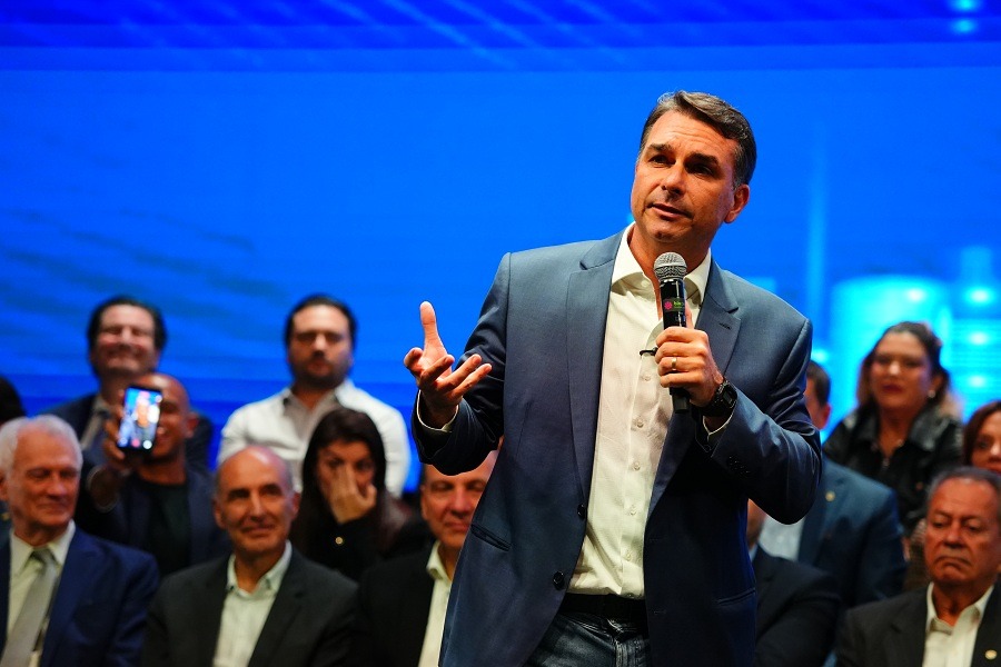 Flávio Bolsonaro muda posição e confirma presença em debate da Band neste domingo (18)