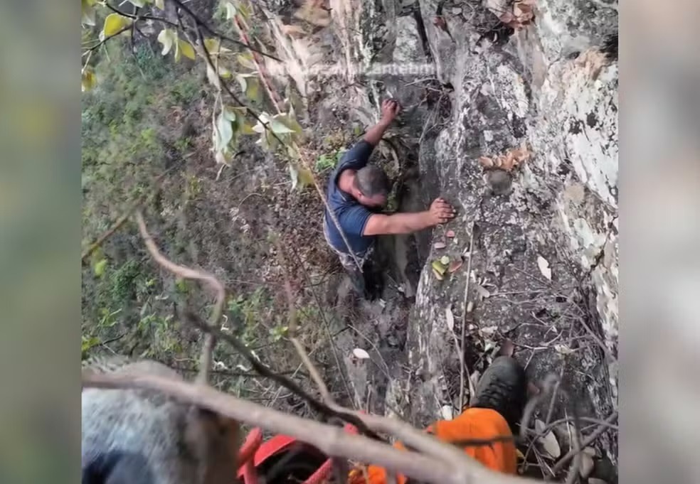 Turista fica 11 horas preso em penhasco após escorregar ao tentar tirar selfie em serra