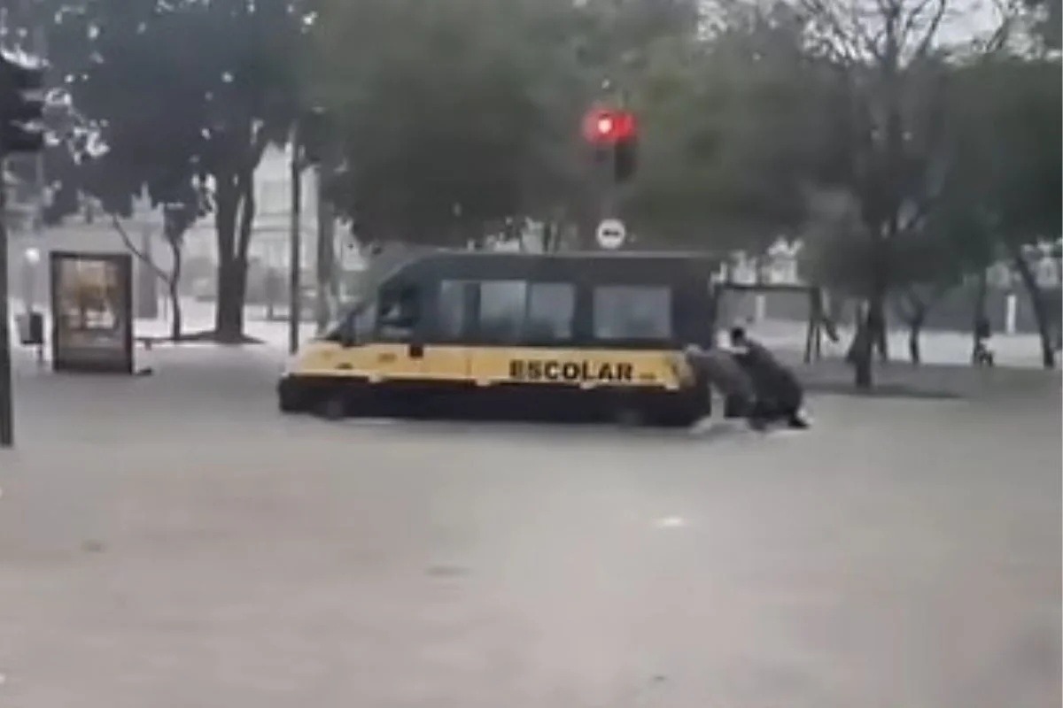 VÍDEO: PMs resgatam van escolar com crianças que ficou ilhada durante chuva
