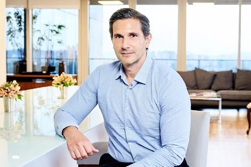 Grupo Globo comunica desligamento de Frederic Kachar por ter mantido conversas privadas com Daniel Vorcaro