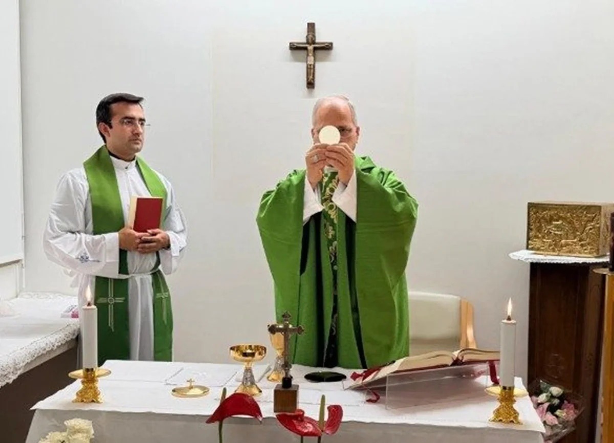 Papa Leão XIV celebra missa no hospital após cirurgia para retirada de câncer no pulmão