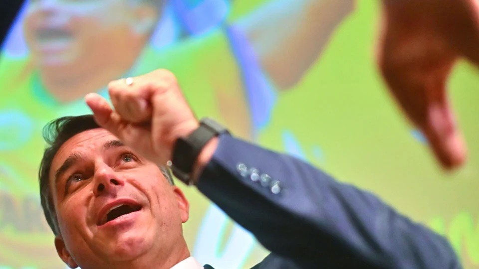 Flávio Bolsonaro promete desconto de impostos para evitar demissões com fim da escala 6x1