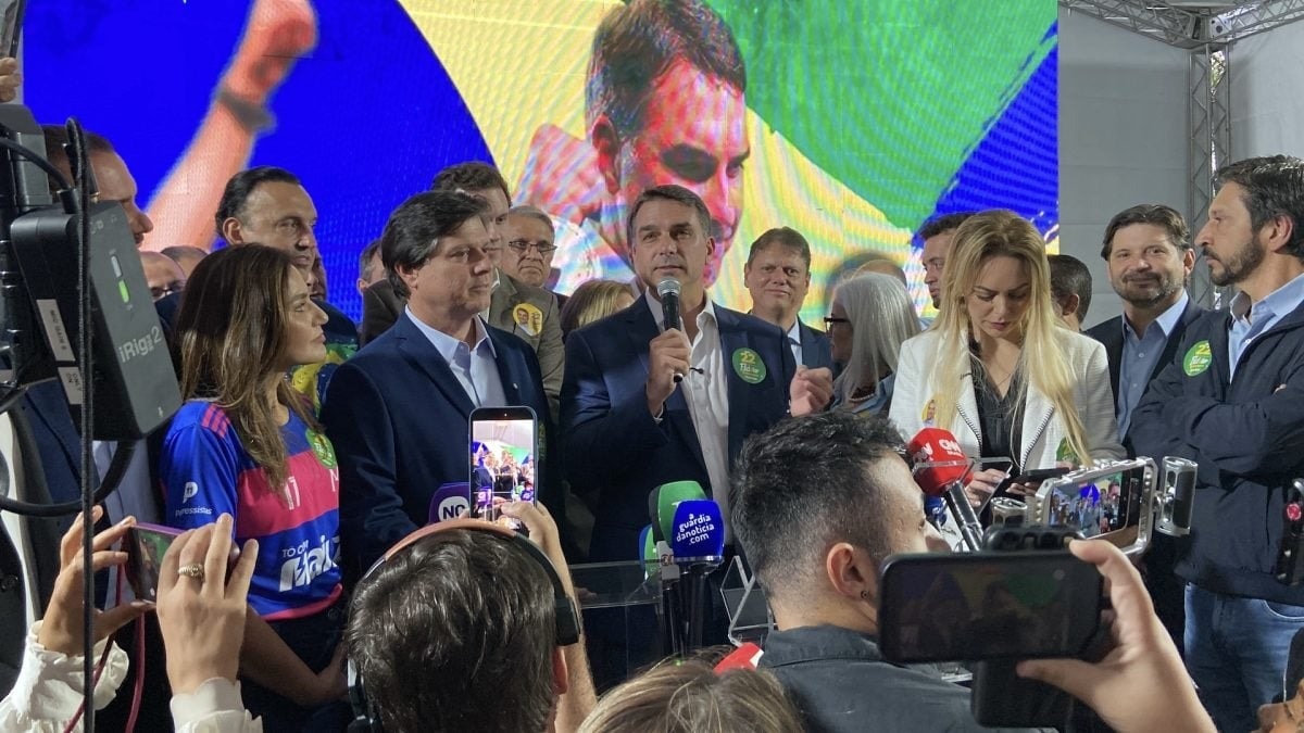 Lula e Flávio Bolsonaro se enfrentam pela primeira vez no debate da Band em disputa acirrada