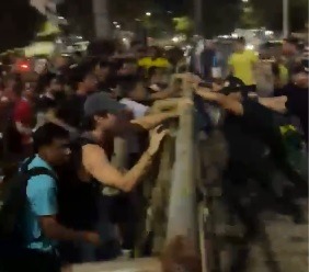 Manifestantes de esquerda invadem protesto de apoiadores de Flávio Bolsonaro e ato termina em pancadaria