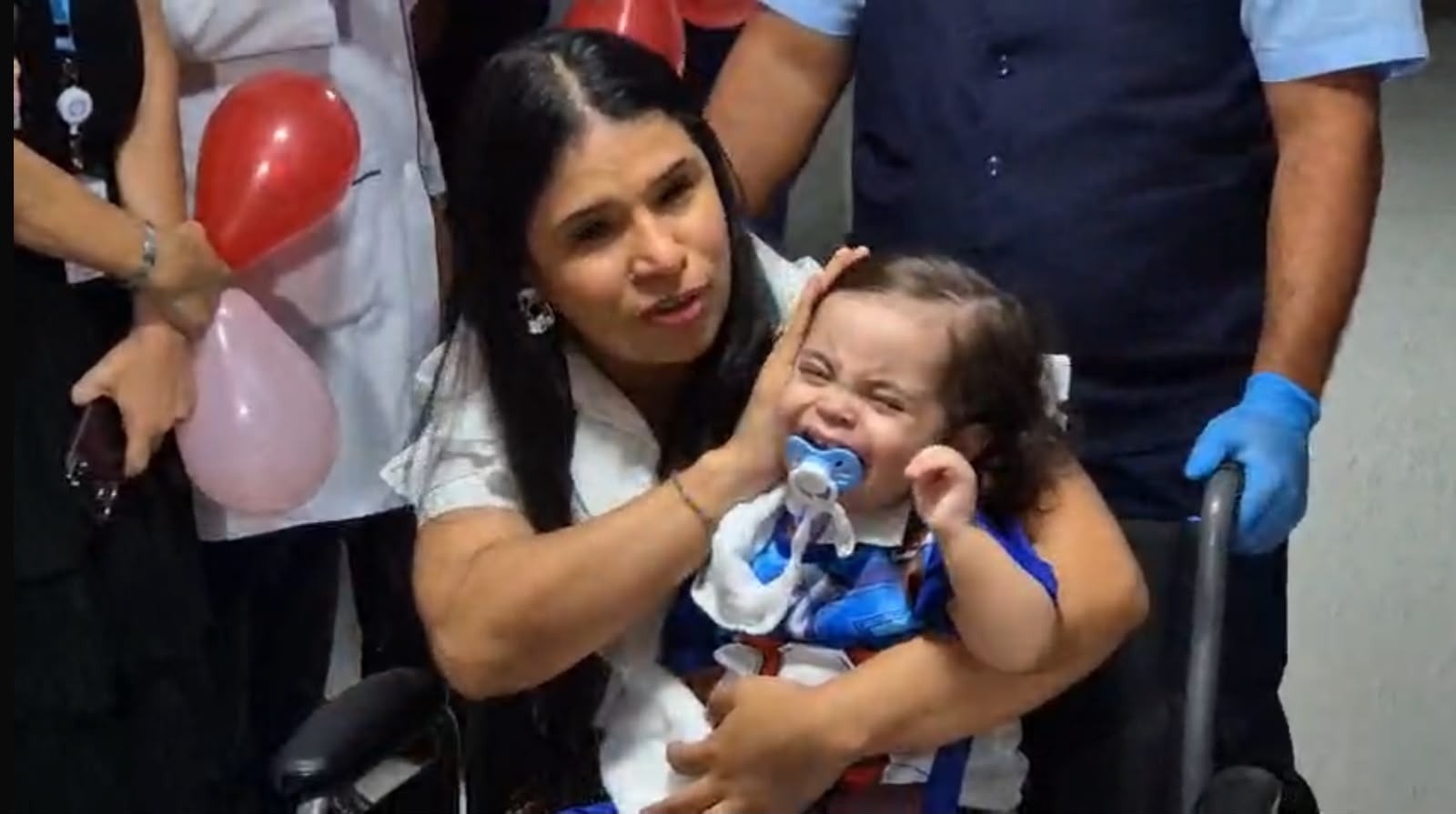 Bebê com problema no coração deixa hospital após 1 ano e 7 meses
