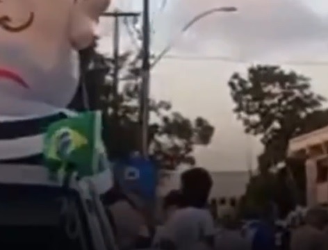 [VÍDEO] Veja momento em que Pixuleco é rasgado com faca durante protesto na UFRN