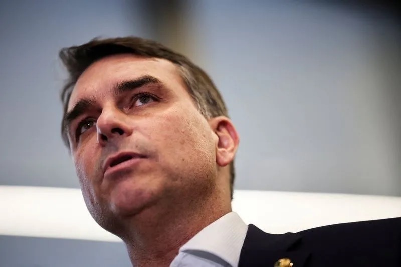 Flávio pede a Moraes acesso à investigação que preocupa campanha