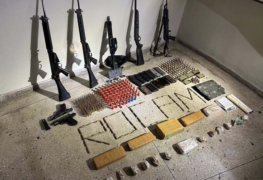 Polícia apreende seis fuzis, duas pistolas, uma espingarda e 7,5 kg de drogas na Grande Natal