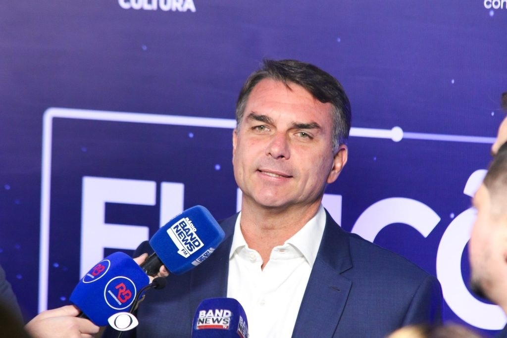 Flávio denuncia ao TSE esquema de R$ 273 milhões do governo Lula para envio de mensagens a beneficiários de programas...