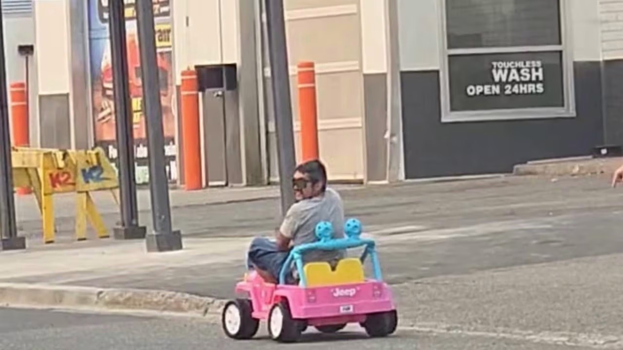 Homem é preso por dirigir embriagado um "jipe da Barbie"