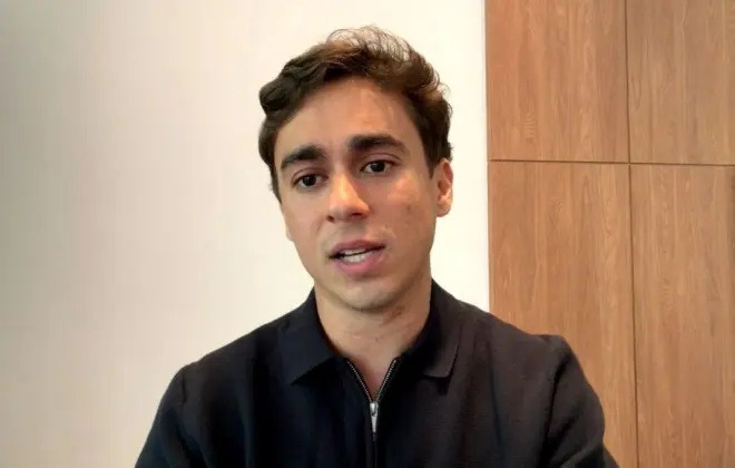 VÍDEO: Nikolas Ferreira grava mensagem em inglês e pede desculpas por vandalismo da esquerda na Europa
