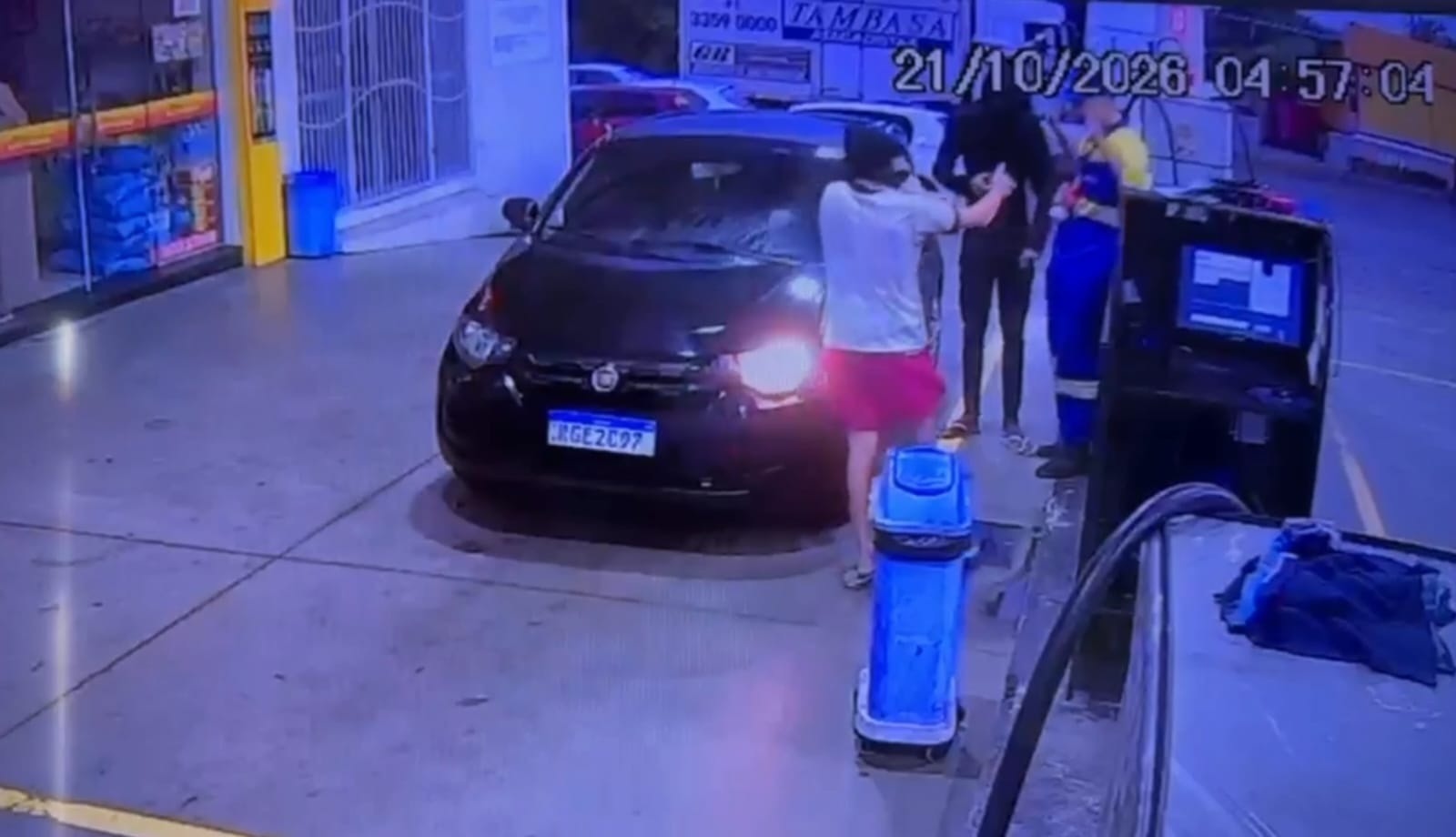 VÍDEO: Criminosos rendem frentista e cliente durante arrastão em posto de combustíveis na Grande Natal