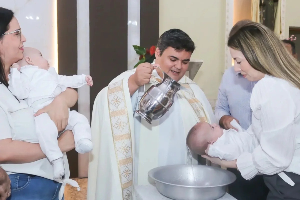 VÍDEO: Família confunde gêmeos e padre batiza o mesmo bebê duas vezes