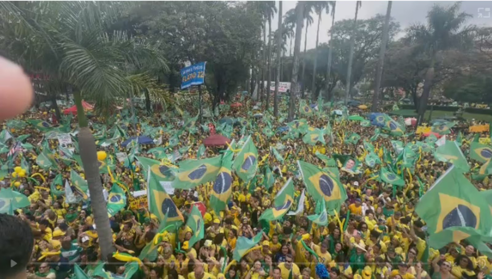 Ato de Flávio tem gritos de “volta, Bolsonaro”