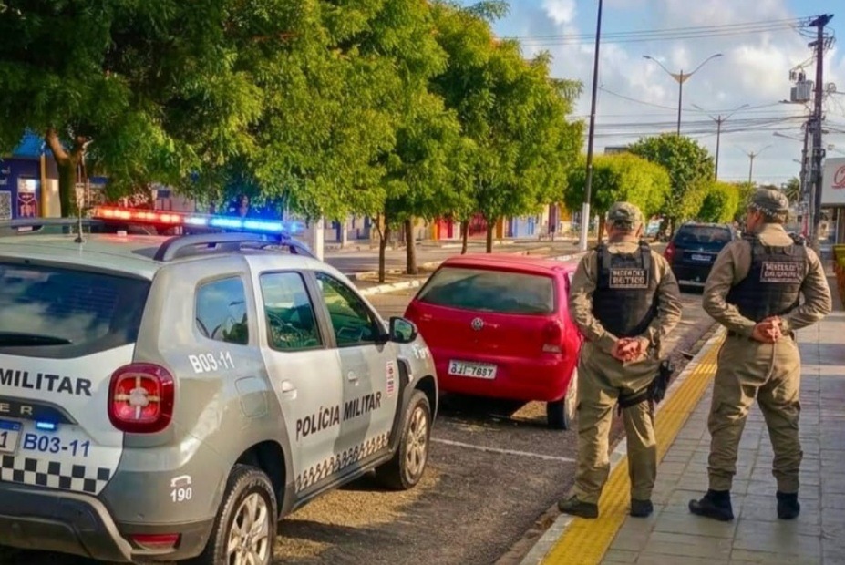 Motorista pega carro sem autorização, colide em residência e atinge outro veículo na Grande Natal