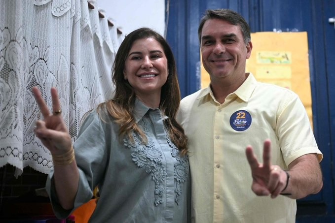 Na liderança das pesquisas, Flávio Bolsonaro vota cedo no Rio de Janeiro e viaja para Brasília