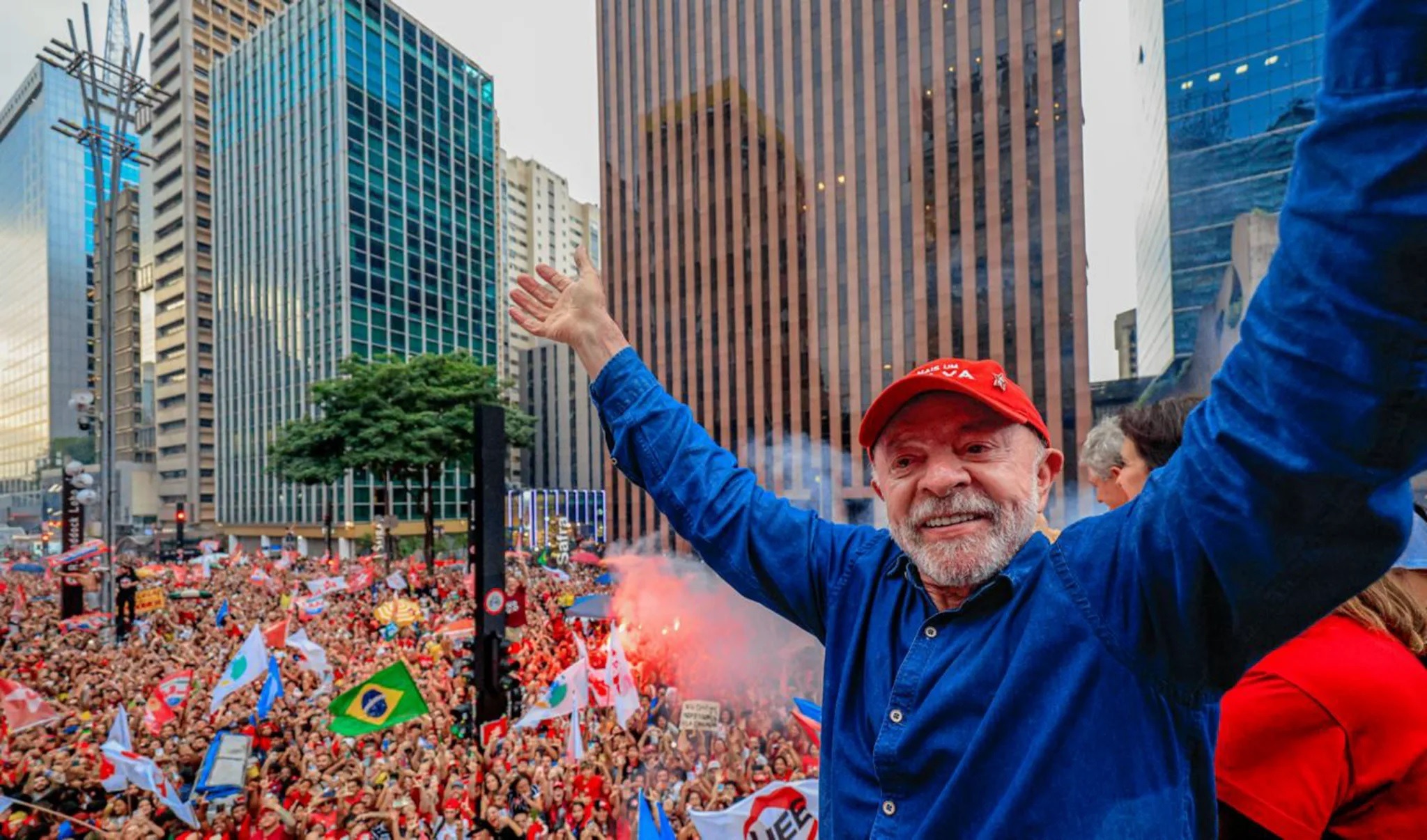 Lula é reeleito e derrota Flávio Bolsonaro em virada histórica
