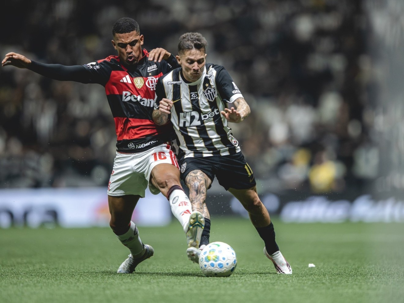 Sob pressão após eliminação na Liberta, Flamengo precisa vencer o Atlético-MG para retomar liderança; veja horário e onde assistir