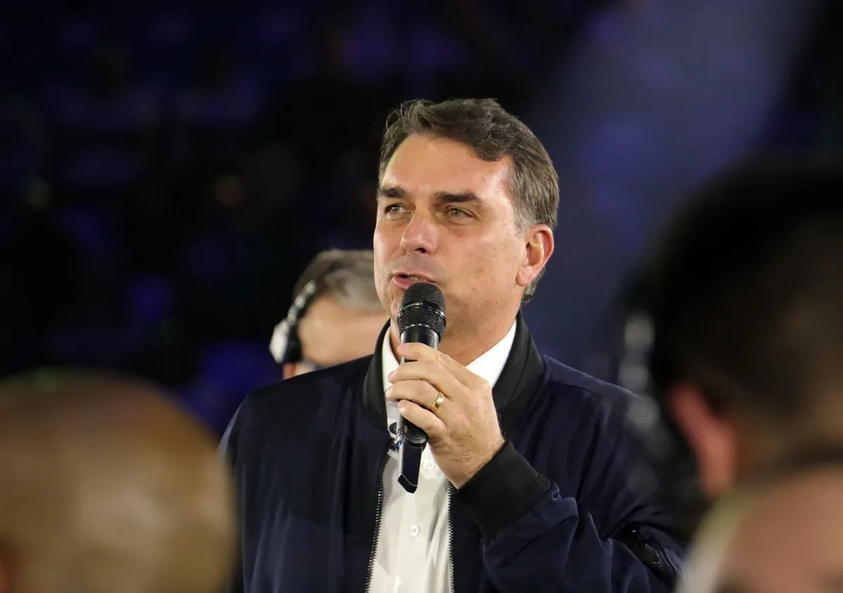 Flávio diz que PF exigiu seus passaportes após visita a Bolsonaro