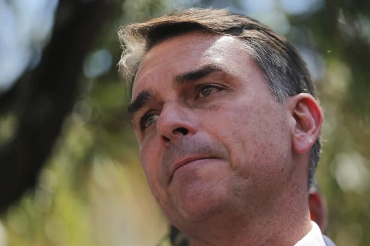 Flávio Bolsonaro deixa o Brasil rumo aos Estados Unidos, confirma familiares