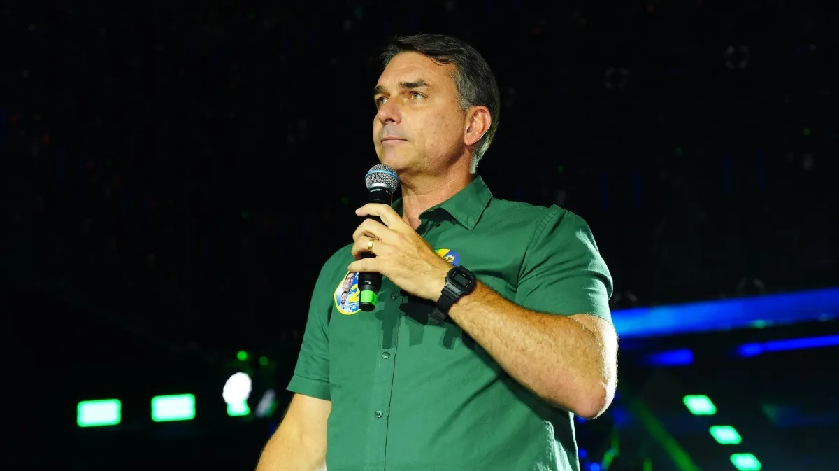 Após passar por Argentina e Equador, Flávio Bolsonaro e família seguem para os EUA