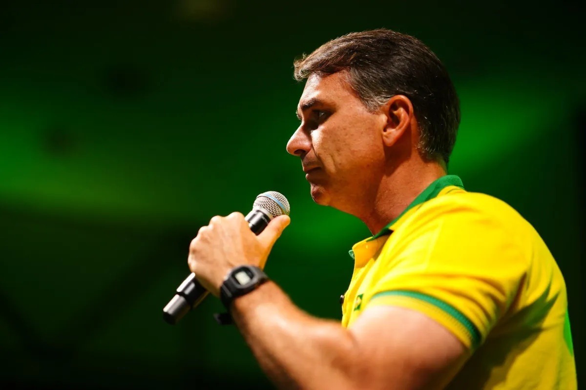 Flávio Bolsonaro anuncia coletiva em Miami após deixar o Brasil